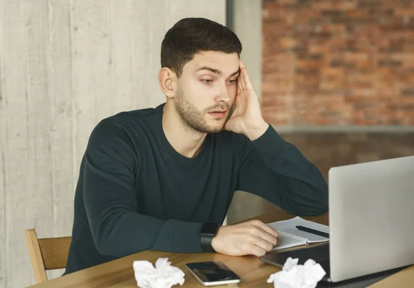 在笔记本电脑上工作的疲惫男人坐在办公室里 — 图库照片