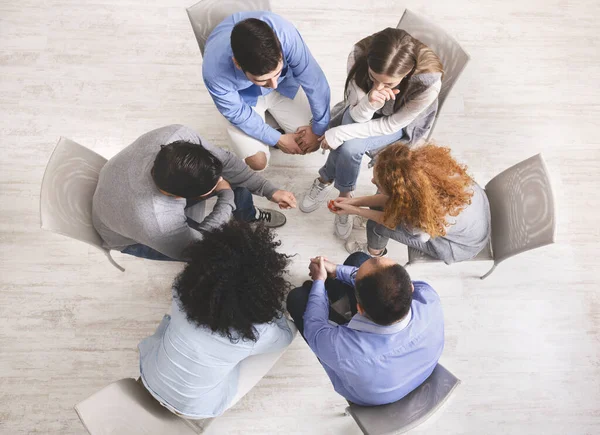 Grupo de personas sentadas en círculo, dicussing problemas durante la sesión de terapia — Foto de Stock