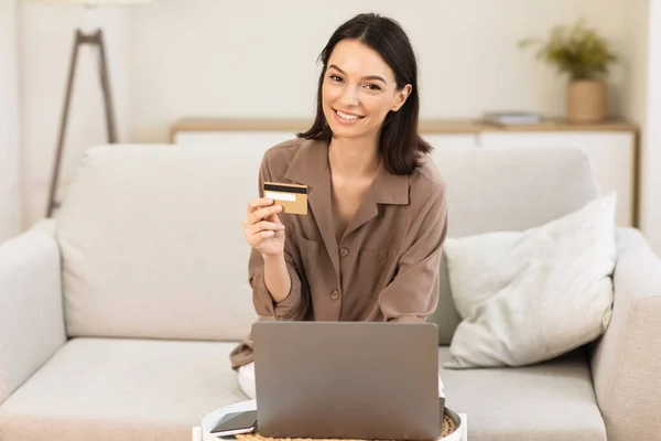 Mujer haciendo compras sentada en su cama — Foto de Stock