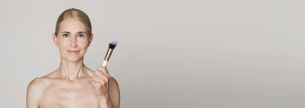 Hermosa mujer caucásica de mediana edad sosteniendo cepillo —  Fotos de Stock