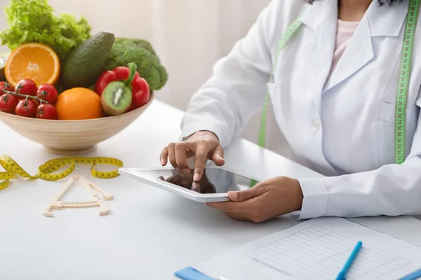 Dietológus fekete nő digitális tabletta a munkahelyen — Stock Fotó