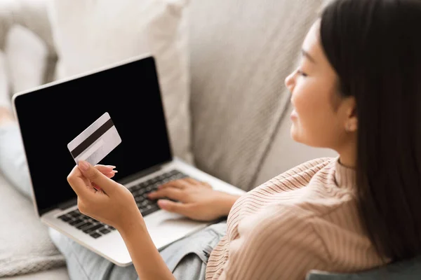 Order online. Girl making purchases on laptop computer — Stock Photo, Image