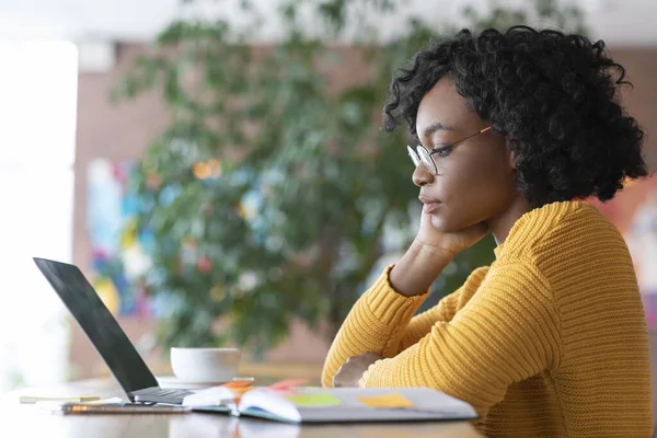 Töprengő afro lány szerkesztő olvasás szöveget laptop — Stock Fotó