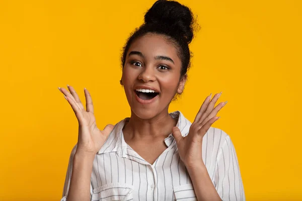 Primer plano retrato de sorpresa negra chica levantando las manos con emoción — Foto de Stock