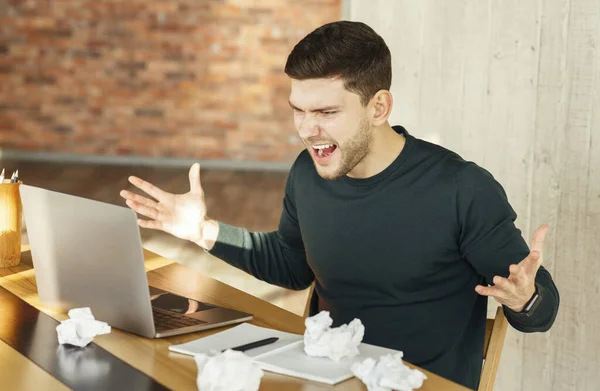 Őrült irodavezető sikoltozik Laptop Számítógép Ül a munkahelyen — Stock Fotó