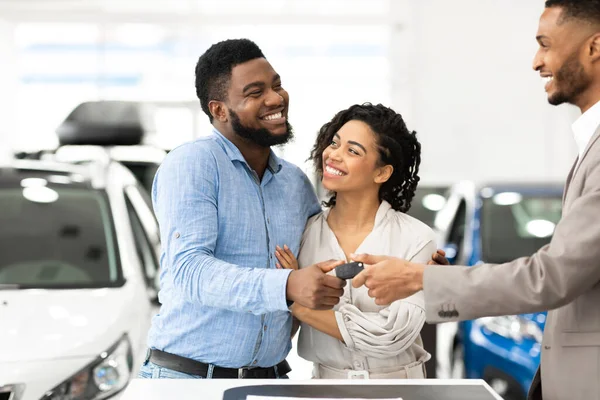 Manager Giving Auto Key To Family Couple In Dealership Shop — Stock Photo, Image