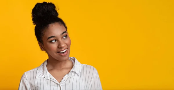 Curieux Afro fille regardant à côté de l'espace de copie avec intérêt — Photo