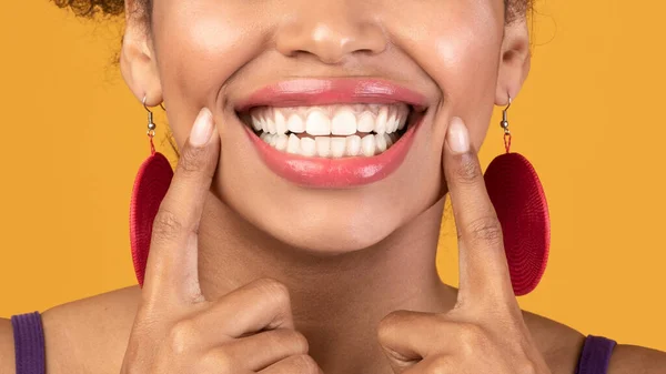Portrait of beautiful black girl showing teeth — Φωτογραφία Αρχείου