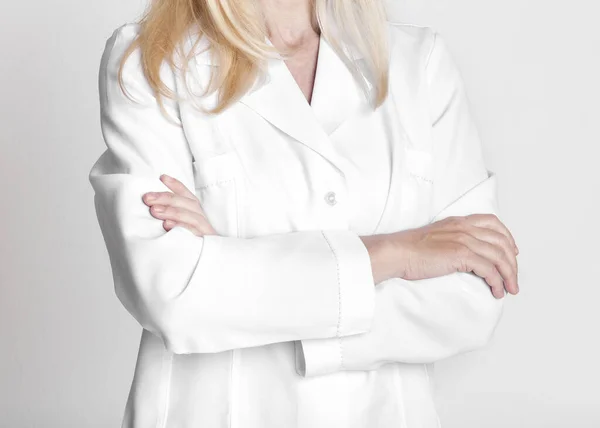 Female doctor in white uniform with crossed arms — Stock Photo, Image