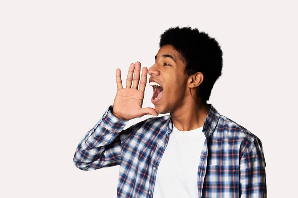 Announcement concept. Excited African-American man screaming on white background, copy space — Stock Photo, Image