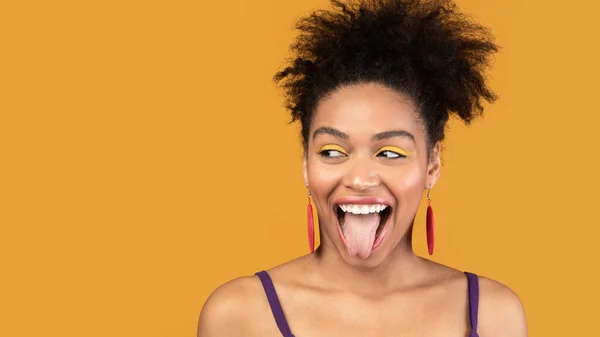 Mulher negra feliz saindo da língua e se divertindo — Fotografia de Stock