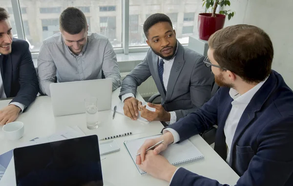 Giovane team aziendale multirazziale processo di lavoro in ufficio — Foto Stock