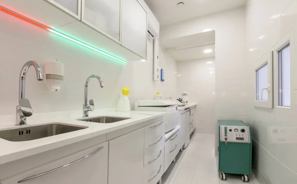 Комната для дезинфекции инструмента в современном стоматологическом кабинете — стоковое фото