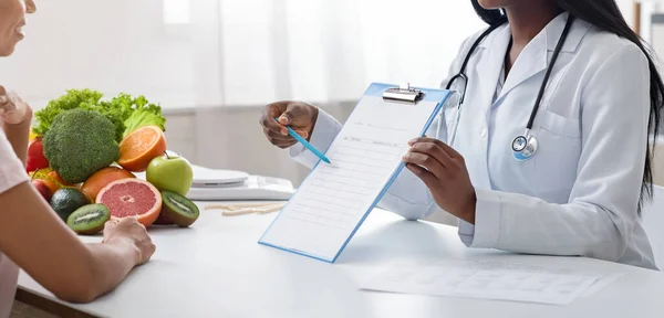 Cropped of nutritionist doctor consultating patient at modern clinic — Stockfoto