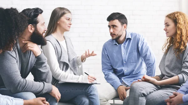 Psicólogo mentor conversando com os membros do grupo na sessão de terapia — Fotografia de Stock