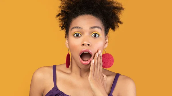 Surprised black woman looking at camera at studio — Stock Fotó