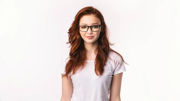 Chica pelirroja con anteojos sonriendo posando sobre fondo blanco, Panorama — Foto de Stock