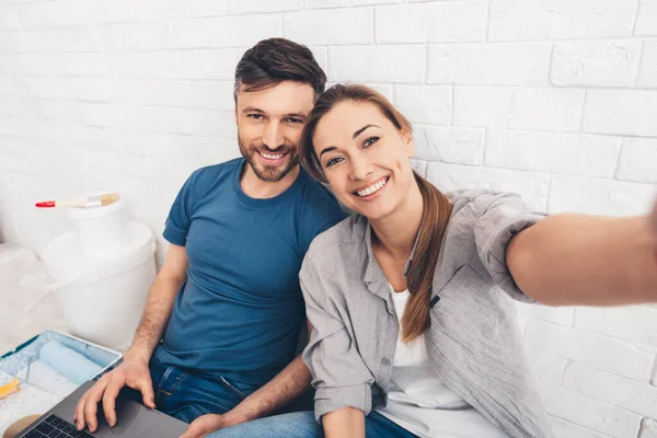 Happy young couple sitting in new apartments — Stok fotoğraf