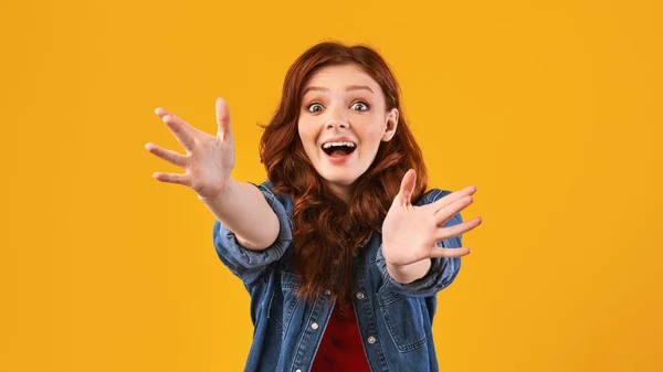 Excited Girl Shouting Stretching Hands To Camera On Yellow Background — Stok fotoğraf