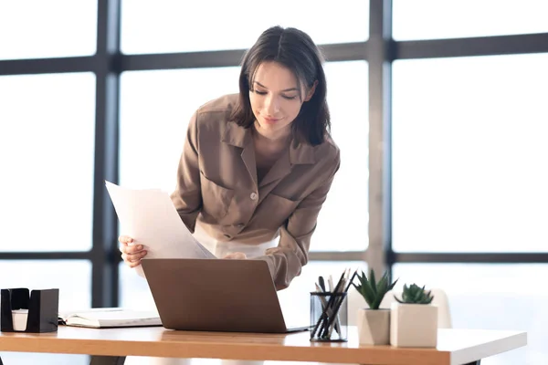 Bella ragazza in possesso di carta e utilizzando il computer — Foto Stock