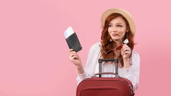 Tourist Girl Posing With Suitcase And Boarding Pass, Pink Background — Stock fotografie