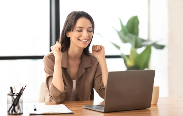 Excited manager celebrating her victory at workplace — Stockfoto