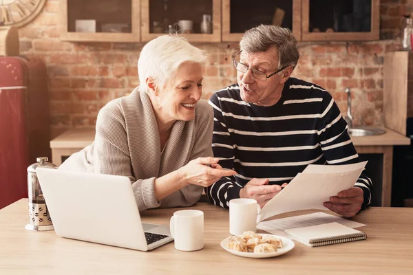 Happy Senior Couple Planning Family Budget Together With Laptop And Papers — ストック写真