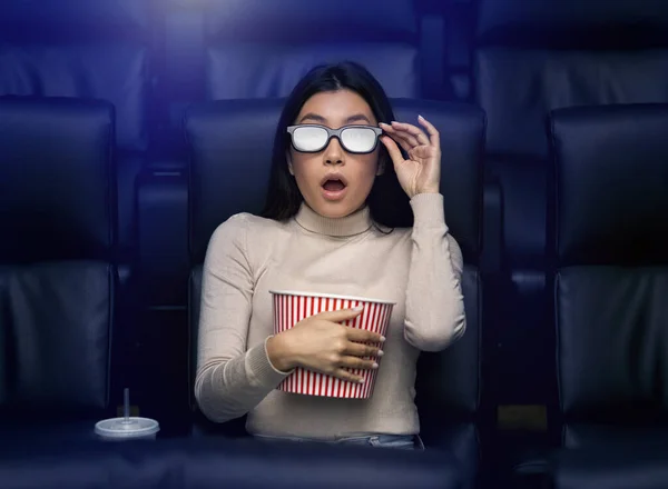 Asian woman in 3D glasses watching horror movie in cinema — Stockfoto