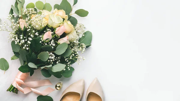 Bruid accessoires met boeket en hoge hak schoenen — Stockfoto