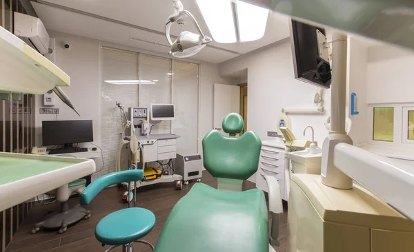 Ferramentas odontológicas e cadeira de odontologia profissional na clínica moderna — Fotografia de Stock