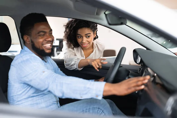 African Wife Helping Husband Choose New Car In Dealership Shop — Stock Fotó