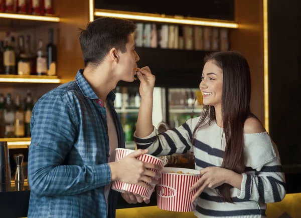 Jovem casal comer pipocas no café do cinema — Fotografia de Stock