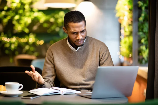 Surprised young black man looking at his computer — Φωτογραφία Αρχείου