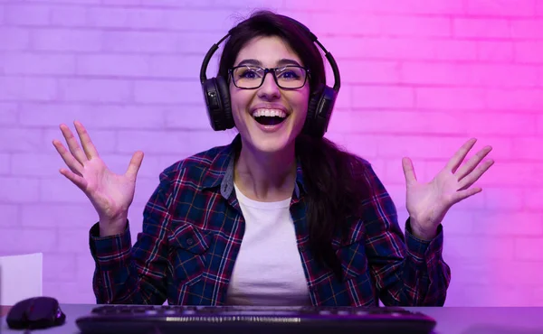 Chica alegre gritando Ganando Torneo de Juegos de Computadora Sentado en Casa — Foto de Stock
