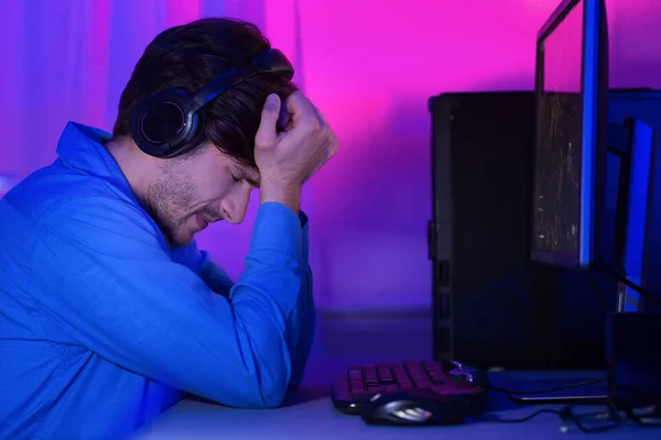 Gamer Guy Losing Computer Game Sitting Unhappy At PC Indoor — Stockfoto