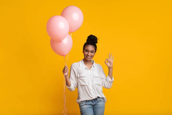 Happy Black Woman Posing With Pink Balloons And Showing Ok Gesture — ストック写真