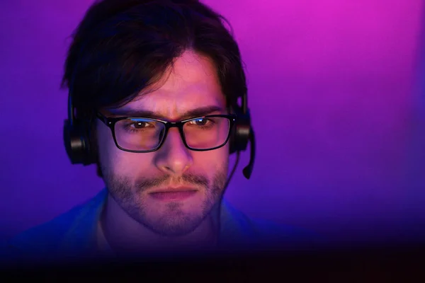 Millennial Guy jogando online Videogame sentado em casa, luzes de néon — Fotografia de Stock