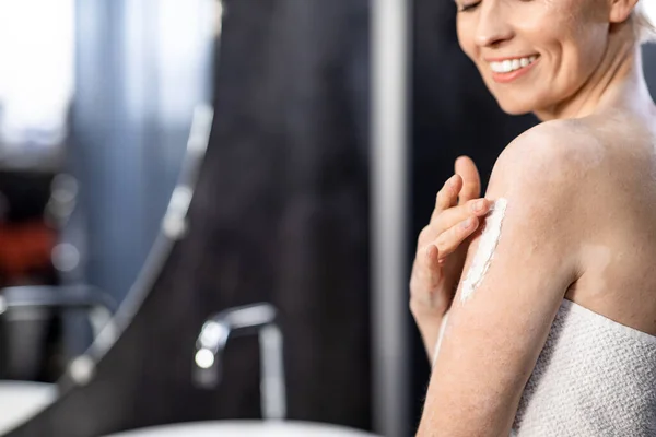 Woman Applying Cream On Shoulder Moisturizing Skin In Bathroom, Cropped — 图库照片