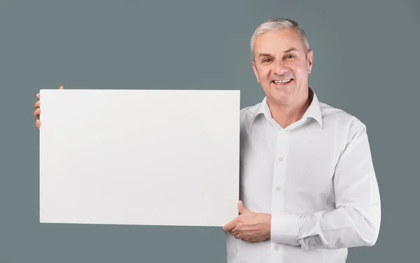 Retrato del anciano sosteniendo pancarta blanca en blanco — Foto de Stock