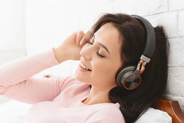 Mujer feliz disfrutando de un gran sonido de auriculares nuevos —  Fotos de Stock