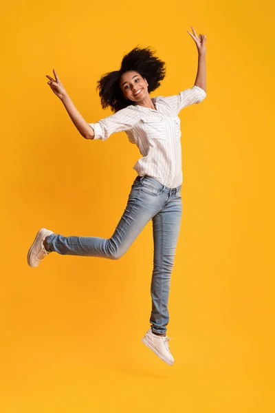 Happy Afro Girl Jumping In The Air And Gesturing Peace Sign — Stock Photo, Image