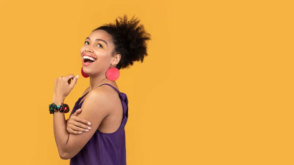 Smiling black woman looking up at studio — Stockfoto