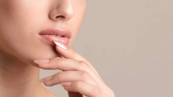 Unrecognizable Model Girl Touching Lips Posing In Studio, Cropped, Panorama — Stockfoto