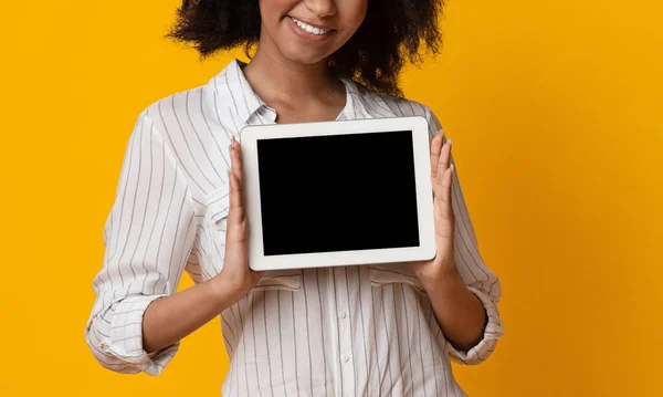 Digital Tablet With Black Screen In Hands Of Unrecognizable Afro Lady — Φωτογραφία Αρχείου