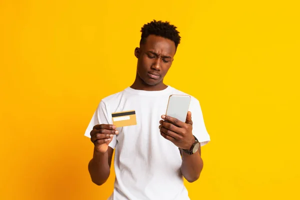 Young african man cannot understand how to pay online — Zdjęcie stockowe