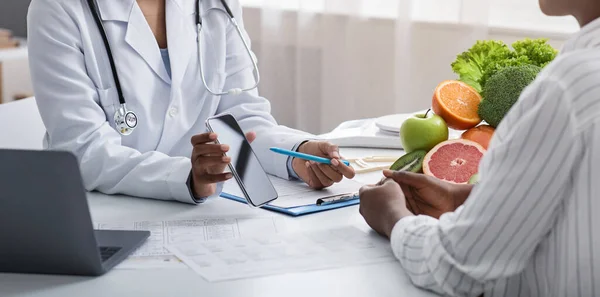 Nutricionista mostrando tela do smartphone em branco paciente enquanto consultoria — Fotografia de Stock