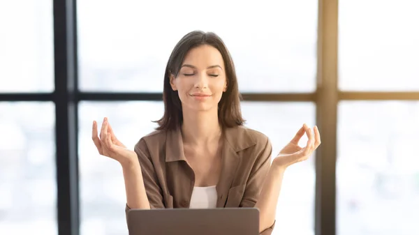 Girl meditating in office coping with stress at workplace — Zdjęcie stockowe