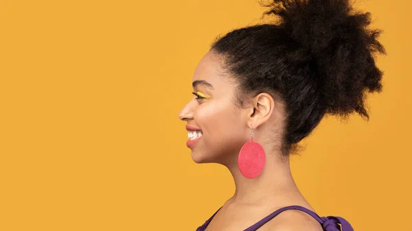 Profile of happy black woman looking at free space — Stock Fotó