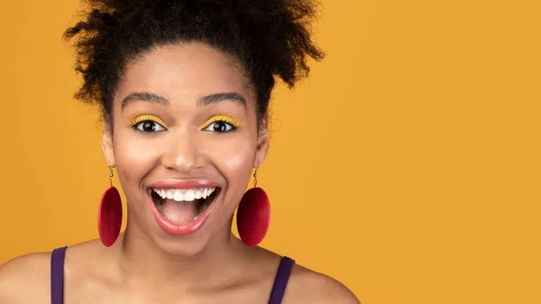 Happy afro woman screaming looking at camera — Stockfoto
