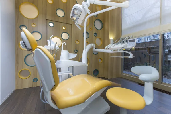 Cadeira profissional e outros acessórios para médico — Fotografia de Stock